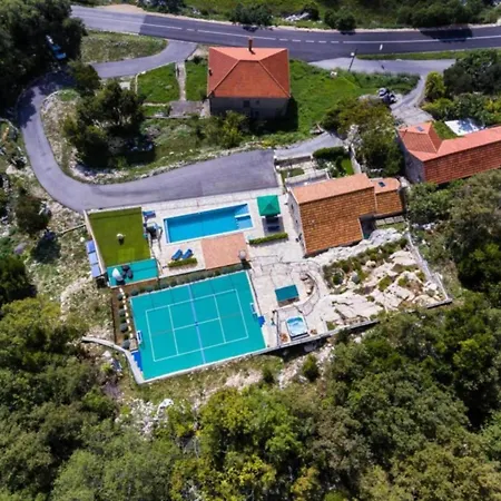 Falcon Rook - Four-bedroom With Terrace And Swimming Pool