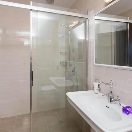 Falcon Rook - Four-bedroom With Terrace And Swimming Pool * Dubravka