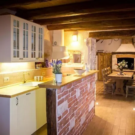 Villa Falcon Rook - Four-bedroom With Terrace And Swimming Pool