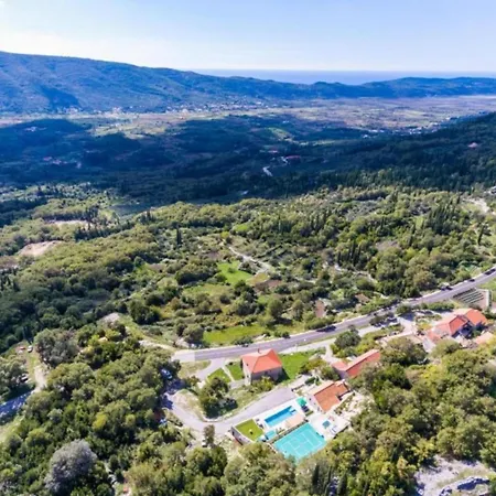 Falcon Rook - Four-bedroom With Terrace And Swimming Pool