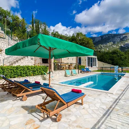 Villa Falcon Rook - Four-bedroom With Terrace And Swimming Pool *