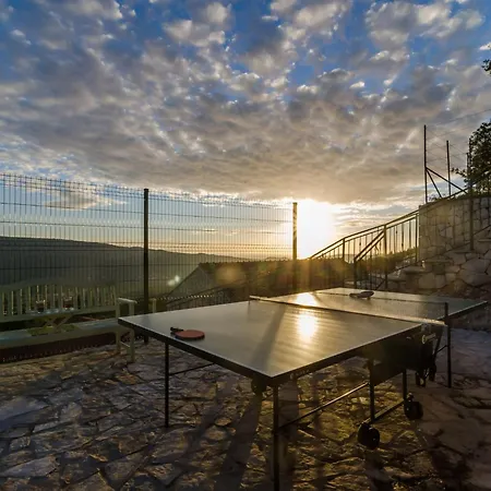 Falcon Rook - Four-bedroom With Terrace And Swimming Pool