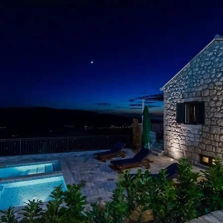 Falcon Rook - Four-bedroom With Terrace And Swimming Pool * Dubravka