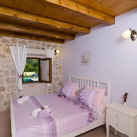 Villa Falcon Rook - Four-bedroom With Terrace And Swimming Pool