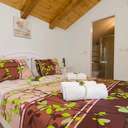 Villa Falcon Rook - Four-bedroom With Terrace And Swimming Pool