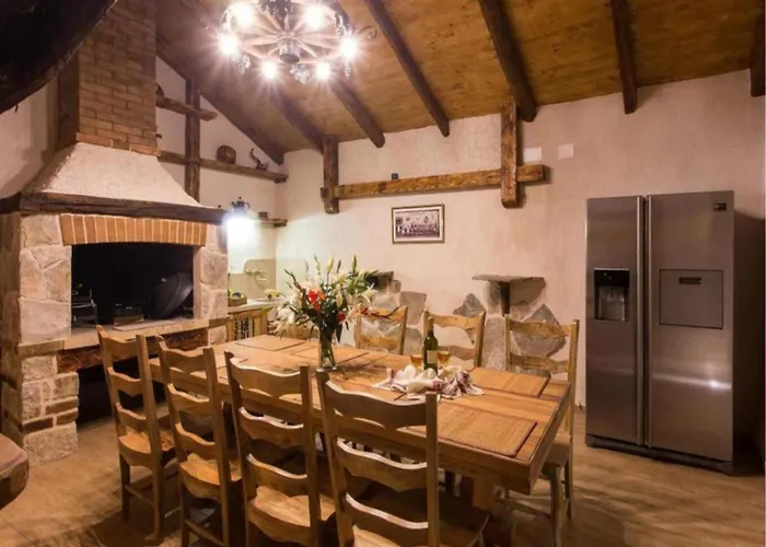 Villa Falcon Rook - Four-bedroom With Terrace And Swimming Pool Dubravka