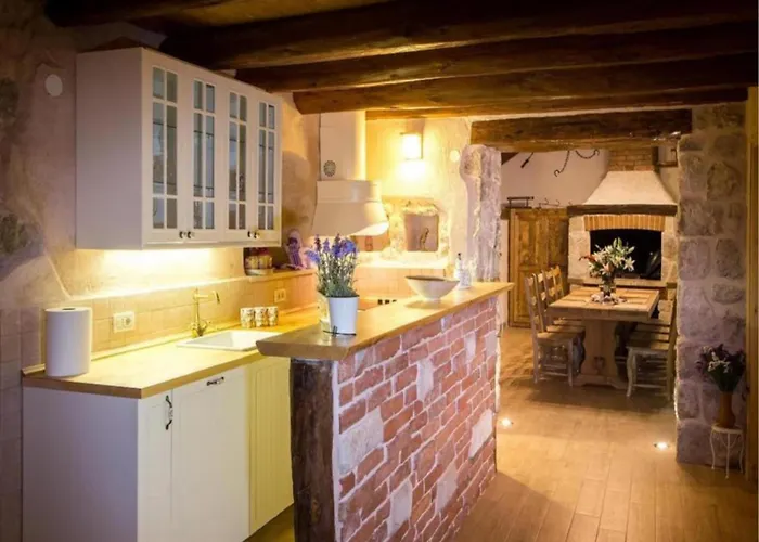 Villa Falcon Rook - Four-bedroom With Terrace And Swimming Pool