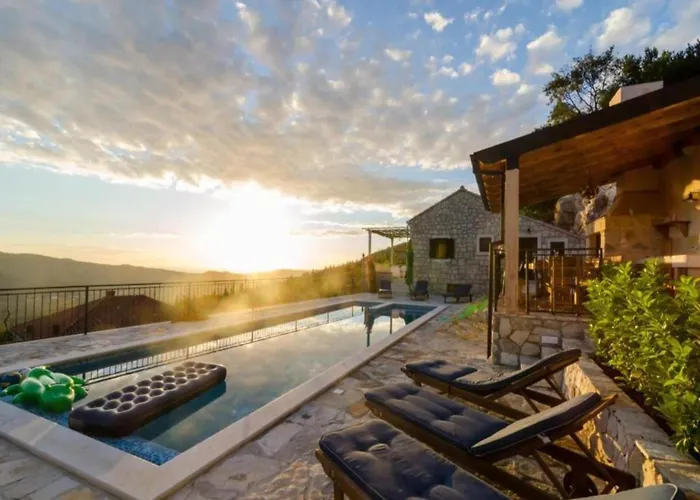 Falcon Rook - Four-bedroom With Terrace And Swimming Pool * Dubravka