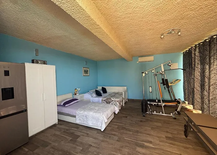 Falcon Rook - Four-bedroom With Terrace And Swimming Pool *