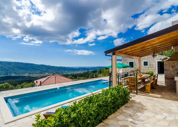 Falcon Rook - Four-bedroom With Terrace And Swimming Pool * Dubravka