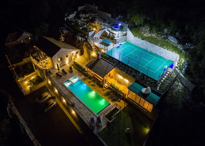 Falcon Rook - Four-bedroom With Terrace And Swimming Pool * Dubravka