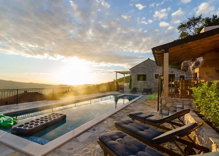 Villa Falcon Rook - Four-bedroom With Terrace And Swimming Pool Dubravka