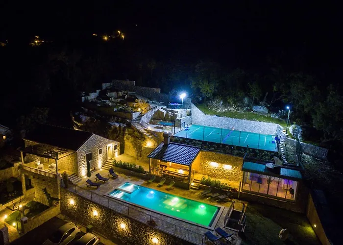 Falcon Rook - Four-bedroom With Terrace And Swimming Pool