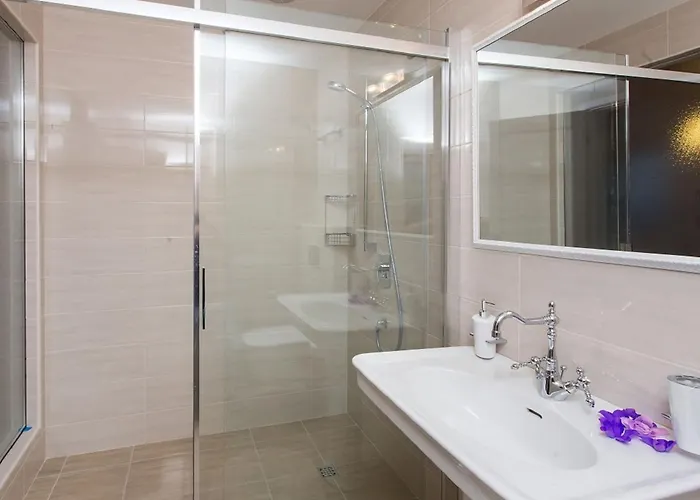 Falcon Rook - Four-bedroom With Terrace And Swimming Pool *