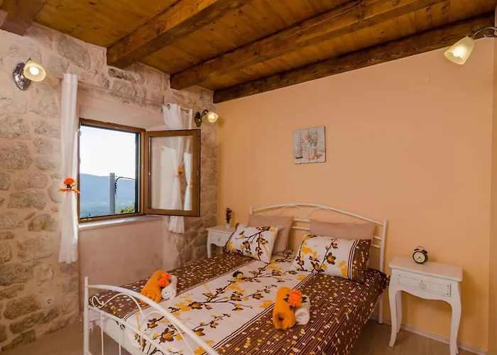 Falcon Rook - Four-bedroom With Terrace And Swimming Pool