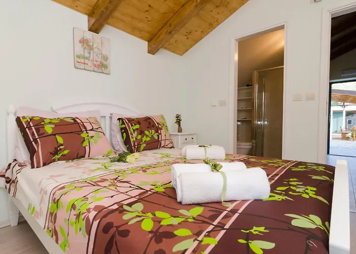 Villa Falcon Rook - Four-bedroom With Terrace And Swimming Pool