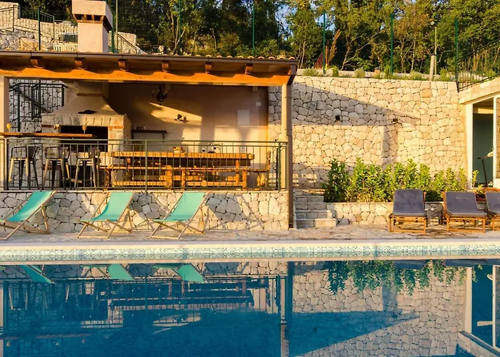 Falcon Rook - Four-bedroom With Terrace And Swimming Pool *