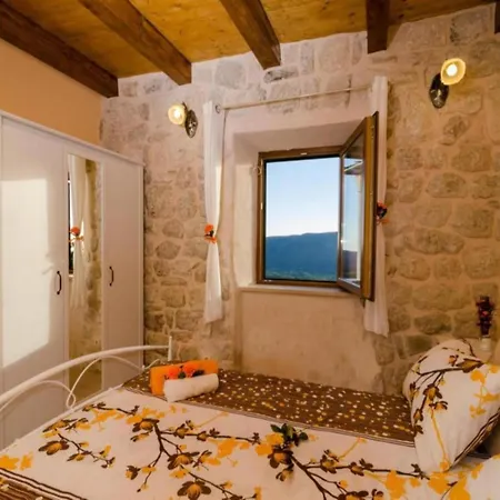 Falcon Rook - Four-bedroom With Terrace And Swimming Pool ヴィラ *