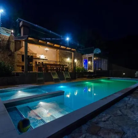 Falcon Rook - Four-bedroom With Terrace And Swimming Pool * Dubravka