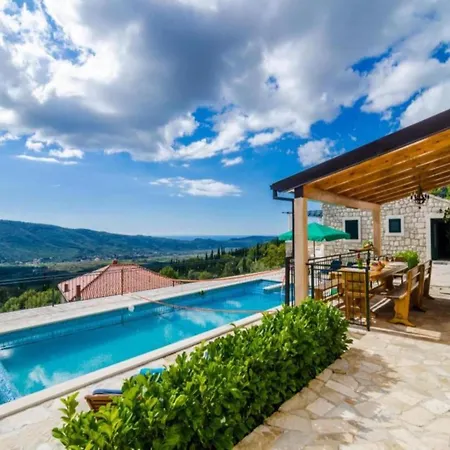 Falcon Rook - Four-bedroom With Terrace And Swimming Pool ヴィラ