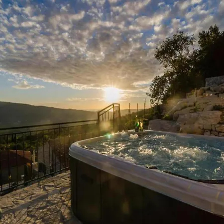 Falcon Rook - Four-bedroom With Terrace And Swimming Pool ヴィラ *