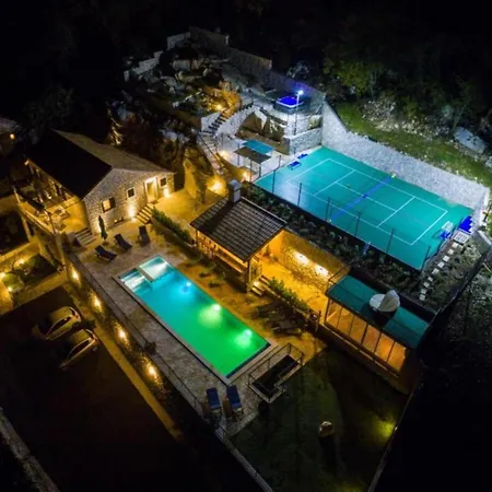 Falcon Rook - Four-bedroom With Terrace And Swimming Pool ヴィラ *