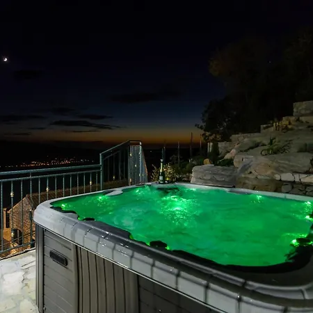 Falcon Rook - Four-bedroom With Terrace And Swimming Pool فيلة Dubravka