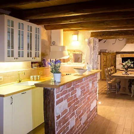 Falcon Rook - Four-bedroom With Terrace And Swimming Pool *