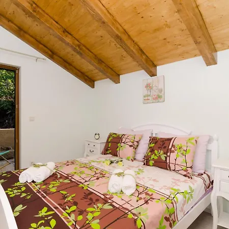 Falcon Rook - Four-bedroom With Terrace And Swimming Pool *