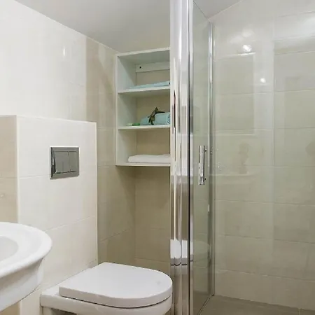 Falcon Rook - Four-bedroom With Terrace And Swimming Pool فيلة