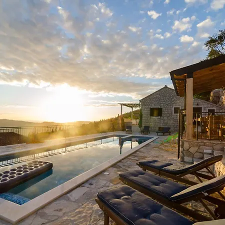 ヴィラ Falcon Rook - Four-bedroom With Terrace And Swimming Pool Dubravka