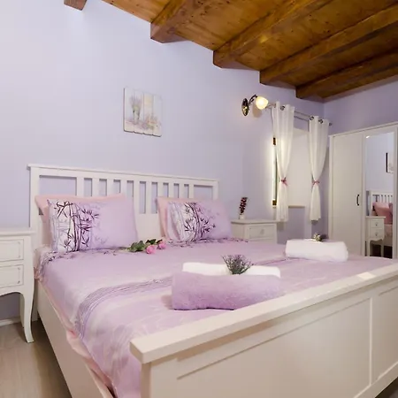 Falcon Rook - Four-bedroom With Terrace And Swimming Pool *