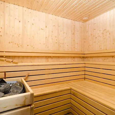 Falcon Rook - Four-bedroom With Terrace And Swimming Pool ヴィラ Dubravka