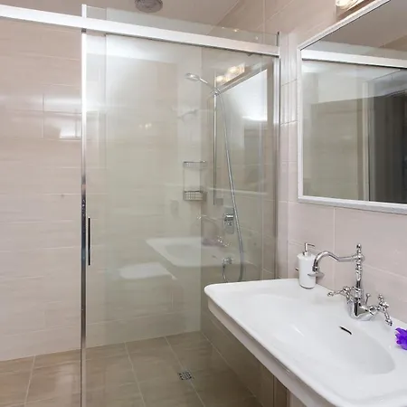 Falcon Rook - Four-bedroom With Terrace And Swimming Pool *