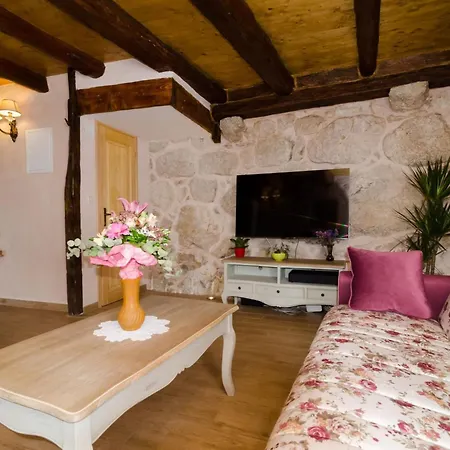 Falcon Rook - Four-bedroom With Terrace And Swimming Pool * Dubravka