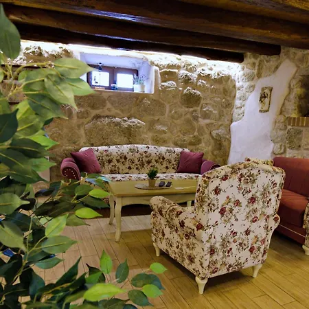 Falcon Rook - Four-bedroom With Terrace And Swimming Pool