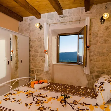 Falcon Rook - Four-bedroom With Terrace And Swimming Pool ヴィラ