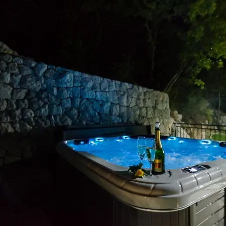 Falcon Rook - Four-bedroom With Terrace And Swimming Pool فيلة Dubravka