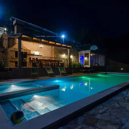 ヴィラ Falcon Rook - Four-bedroom With Terrace And Swimming Pool Dubravka