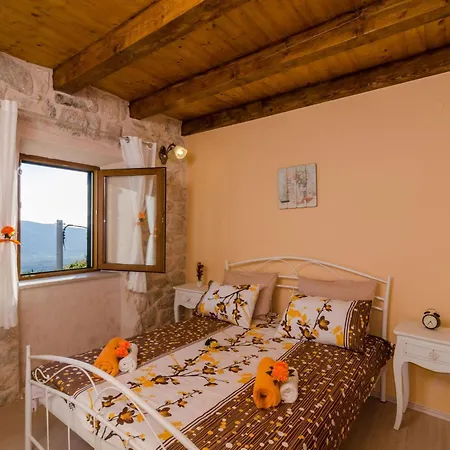 Falcon Rook - Four-bedroom With Terrace And Swimming Pool