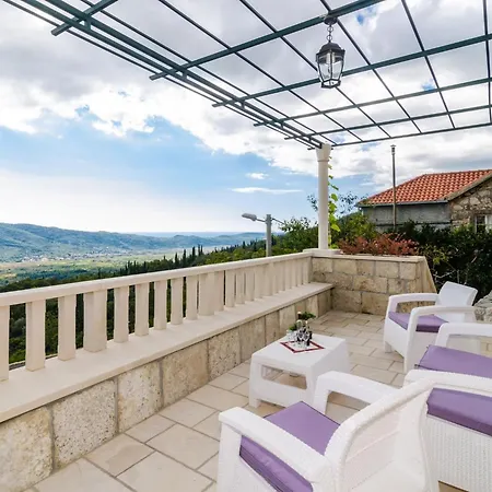 Falcon Rook - Four-bedroom With Terrace And Swimming Pool ヴィラ