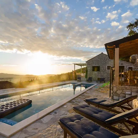 Falcon Rook - Four-bedroom With Terrace And Swimming Pool فيلة