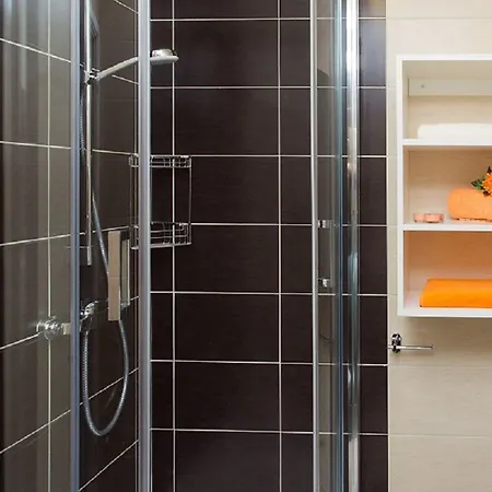 Falcon Rook - Four-bedroom With Terrace And Swimming Pool *