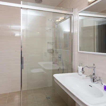 Falcon Rook - Four-bedroom With Terrace And Swimming Pool Dubravka