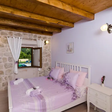 Falcon Rook - Four-bedroom With Terrace And Swimming Pool فيلة Dubravka