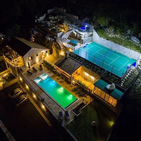 Falcon Rook - Four-bedroom With Terrace And Swimming Pool فيلة Dubravka