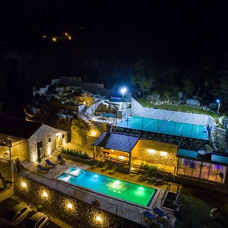 فيلة Falcon Rook - Four-bedroom With Terrace And Swimming Pool