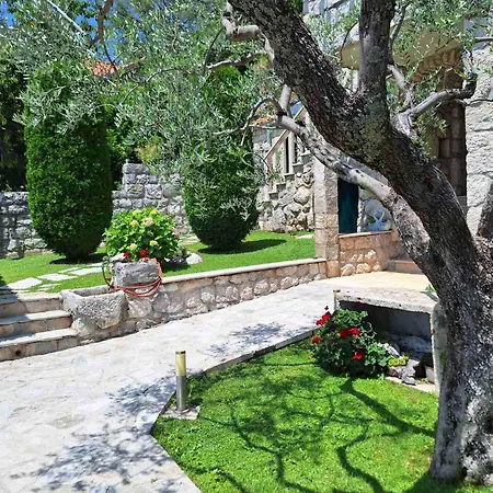 Falcon Rook - Four-bedroom With Terrace And Swimming Pool