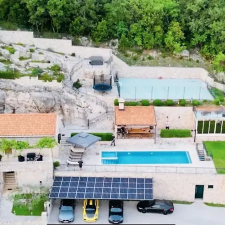Falcon Rook - Four-bedroom With Terrace And Swimming Pool فيلة Dubravka