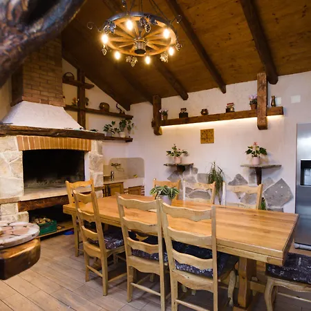 Falcon Rook - Four-bedroom With Terrace And Swimming Pool *